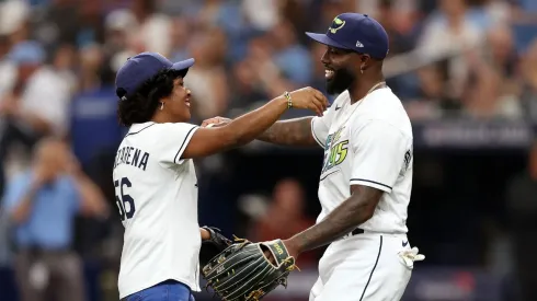 Sandra González hizo el traidiconal lanzamiento de primera bola en el Tropicana Field para abrir los playoffs.
