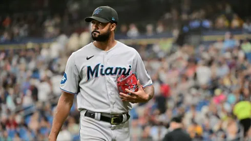 Sandy Alcántara se sometió a la cirugía Tommy John este viernes.
