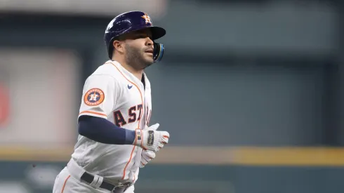 José Altuve abrió los playoffs de los Astros con cuadrangular.
