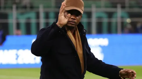 MILAN, ITALY – MARCH 04: Samuel Eto'o salutes the crowd prior to the the Serie A match between FC Internazionale and US Salernitana at Stadio Giuseppe Meazza on March 04, 2022 in Milan, . (Photo by Marco Luzzani/Getty Images)
