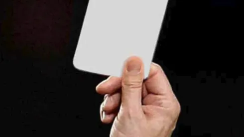 La tarjeta blanca se usó por primera vez en el futbol profesional. Fuente: Internet
