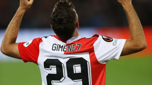 Santiago Giménez no se quería ir sin su gol. Fuente: Getty
