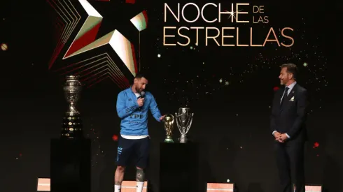 Lionel Messi con los tres trofeos conseguidos
