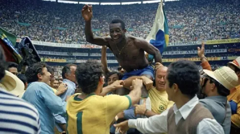 Pelé celebrando la obtención de la Copa del Mundo.
