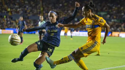 MONTERREY, MEXICO – NOVEMBER 14: Sandra Mayor of Tigres UANL femenil fights for the ball with Kimberly Rodríguez of América femenil during the final second leg match between Tigres UANL and America as part of the Torneo Apertura 2022 Liga MX Femenil at Universitario Stadium on November 14, 2022 in Monterrey, Mexico. (Photo by Azael Rodriguez/Getty Images)
