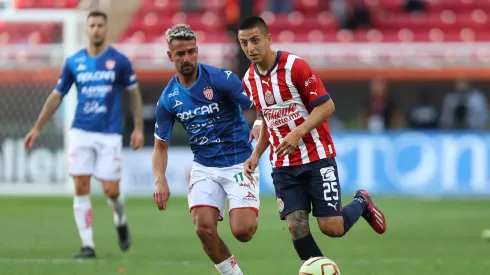 ZAPOPAN, MEXICO – APRIL 08: Roberto Alvarado of Chivas fights for the ball with Facundo Batista of Necaxa during the 14th round match between Chivas and Necaxa as part of the Torneo Clausura 2023 Liga MX at Akron Stadium on April 8, 2023 in Zapopan, Mexico. (Photo by Refugio Ruiz/Getty Images)
