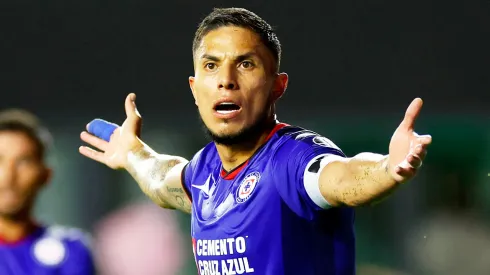 Carlos Salcedo explotó contra el arbitraje – Getty Images
