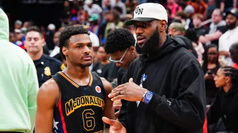 LeBron James y Bronny James durante un juego de baloncesto.
