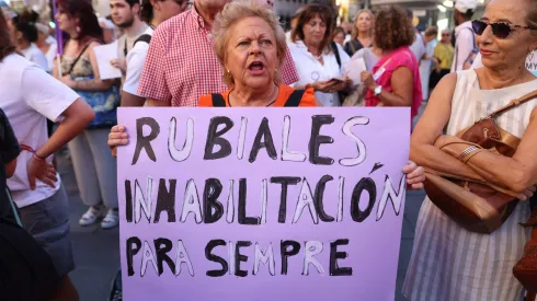 Cientos de personas protestaron en las calles de Madrid en apoyo de Jenni Hermoso. Foto: Getty Images
