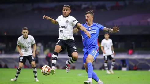 Ciudad de México, 15 de abril de 2023. Jonathan Dos Santos y Augusto Lotti, durante el partido de la jornada 15 del torneo Clausura 2023 de la Liga BBVA MX, entre la Máquina Celeste del Cruz Azul y las Águilas del América, celebrado en el Estadio Azteca. Foto: Imago7/ Eloisa Sánchez
