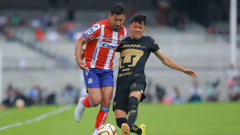 Ciudad de México, 9 de abril de 2023. Ricardo Chávez y Jorge Ruvalcaba, durante el partido de la jornada 14 del torneo Clausura 2023 de la Liga BBVA MX, entre los Pumas de la UNAM y el Atlético San Luis, celebrado en el Estadio Olímpico Universitario. Foto: Imago7/ Eloisa Sánchez
