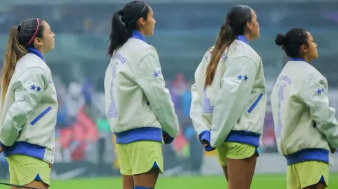 Las jugadoras se pusieron la chamarra en la previa del Clásico Nacional – Imago7
