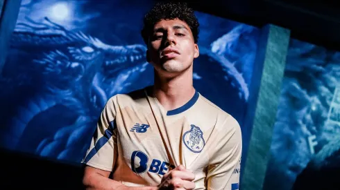 El futbolista mexicano estaría un paso más cerca de su debut – @FCPorto/Twitter
