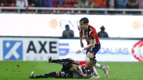 Zapopan, Jalisco, 7 de octubre de 2023. Lesión, durante el partido de la jornada 12 del torneo Apertura 2023 de la Liga BBVA MX, entre las Chivas Rayadas del Guadalajara y los Rojinegros del Atlas, celebrado en el estadio Akron. Foto: Imago7/Ismael Arroyo
