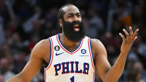 James Harden en conflicto con los Sixers.
