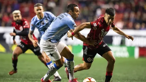 Tijuana, Baja California, 7 de abril de 2023. Omar Mendoza y Carlos Valenzuela, durante el partido de la jornada 14 del torneo Clausura 2023 de la Liga BBVA MX, entre los Xolos de Tijuana y los Gallos Blancos del Querétaro, celebrado en el estadio Caliente. Foto: Imago7/ Alejandro Gutiérrez Mora
