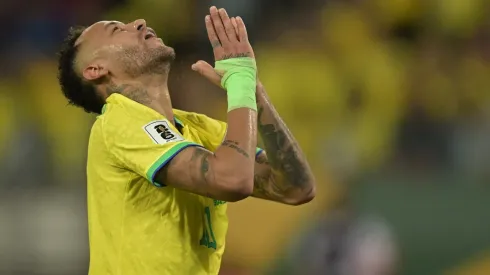 Neymar, será intervenido quirúrgicamente este jueves en Belo Horizonte por la lesión que sufrió en la rodilla izquierda ante Uruguay en octubre.
