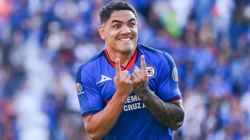 El Toro Fernández, delantero de Cruz Azul, aún no ha sido operado. | Imago7
