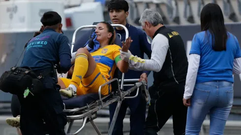 Nayeli Rangel salió en camilla tras el golpazo que recibió.
