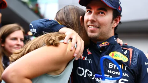 Checo Pérez abraza a su esposa, Carola Martínez. Foto: Getty Images
