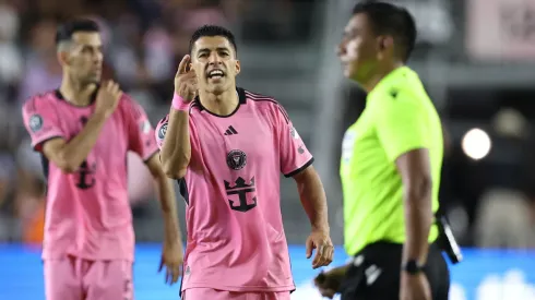 Suárez, Alba y Messi reclamaron al árbitro y amenazaron al Tano Ortiz.
