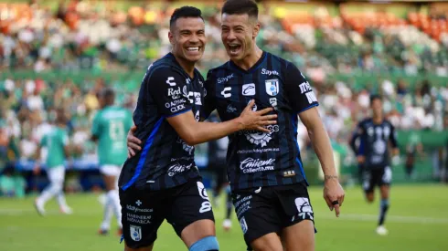 Pablo Barrera y Federico Lertora en festejo de gol de Querétaro
