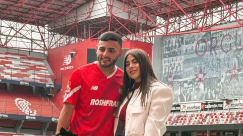 La esposa de Vega no dudó en defender al exChivas
