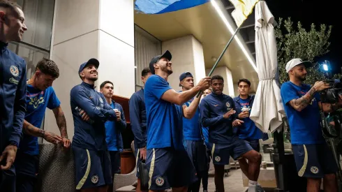 Los jugadores del América respondieron a la emotiva serenata.
