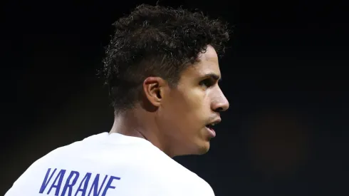 Tigres no va por Raphael Varane; busca a futbolista de Chivas