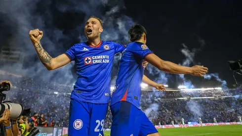 Los jugadores de Cruz Azul celebran.
