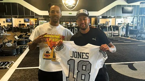 Neymar Jr. junto a Jack Jones, esquinero de Las Vegas.

