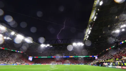 El encuentro entre Alemania vs Dinamarca se suspendió momentáneamente por una tormenta eléctrica, lluvia y granizo.
