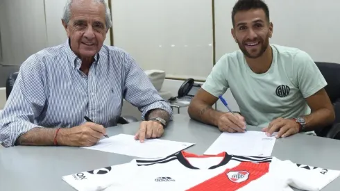 D'Onofrio junto a Ponzio, que renovó su contrato con River por un año.
