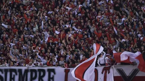 RIVER ES PASIÓN. Los hinchas coparon el Monumental y el equipo de Gallardo eliminó a Independiente.
