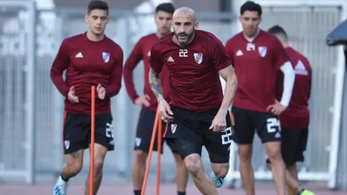 El plantel y una práctica en el Monumental.
