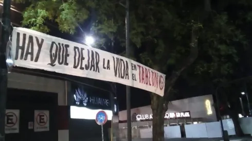 Una de las banderas que colgó la Subcomisión del Hincha en señal de apoyo al plantel.
