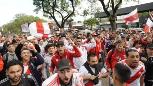 Los hinchas de River siguen muy enojados con la Conmebol y la FIFA.
