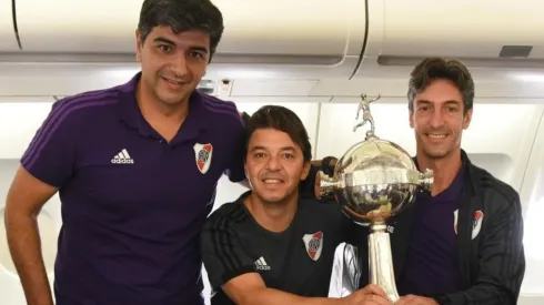 Gallardo, con la Copa, junto a Biscay y Buján, sus ayudantes de campo.
