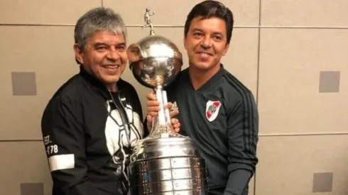 Máximo y Marcelo Gallardo posan con la Copa Libertadores que River le ganó a Boca.
