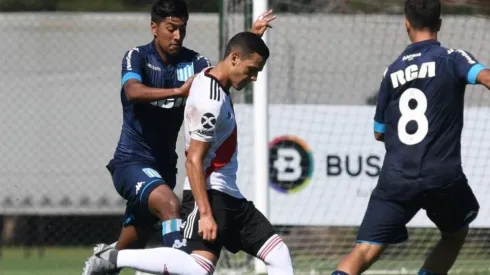 Cristian Ferreira celebra uno de los dos goles que le hizo a Racing.
