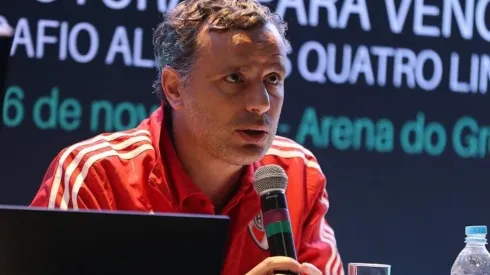 Gustavo Grossi brindando una conferencia en España.
