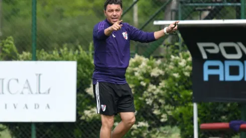 El plantel profesional se entrena desde las 9 de la mañana en el predio de Ezeiza.
