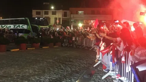 Una gran cantidad de hinchas se convocaron en la puerta del hotel Sheraton para recibir al Más Grande
