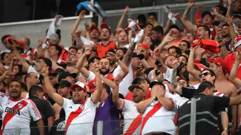 Así festejaban los hinchas de River en la última visita oficial a Porto Alegre, con la clasificación a la final luego de vencer a Gremio
