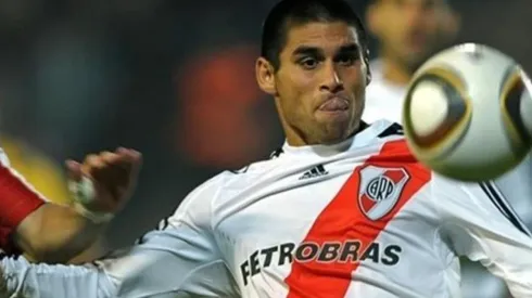 Villagra jugando con la camiseta de River.
