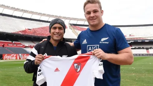 Los All Blacks posaron con la camiseta de River en el Monumental.
