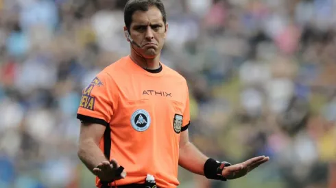 Fernando Echenique fue el árbitro suplente en Gimnasia y Esgrima La Plata 0- River 2. (FOTO: Getty)
