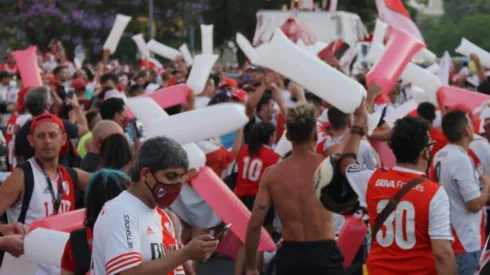 Un grupo de hinchas de River arregló la fachada de un edificio que había sido pintada en la Caravana Eterna del 9 de diciembre.
