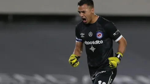 Lucas Cháves, arquero de Argentinos Juniors, sufrió un desgarro en su pierna derecha y es duda para el partido contra River por los octavos de la Copa Libertadores.
