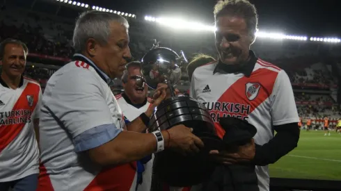 Américo Gallego y Oscar Ruggeri con la réplica de la Copa Libertadores de 1986 en el Monumental.
